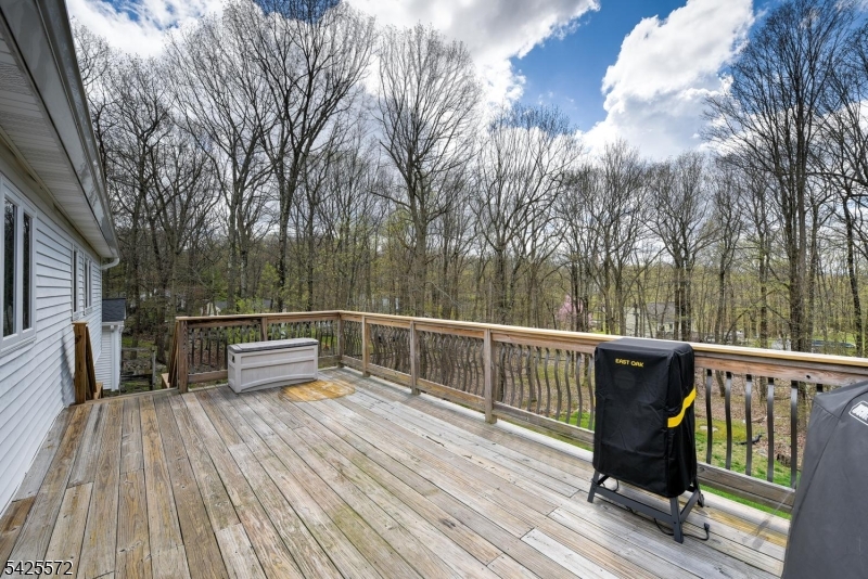 61 Lakeside Dr NW