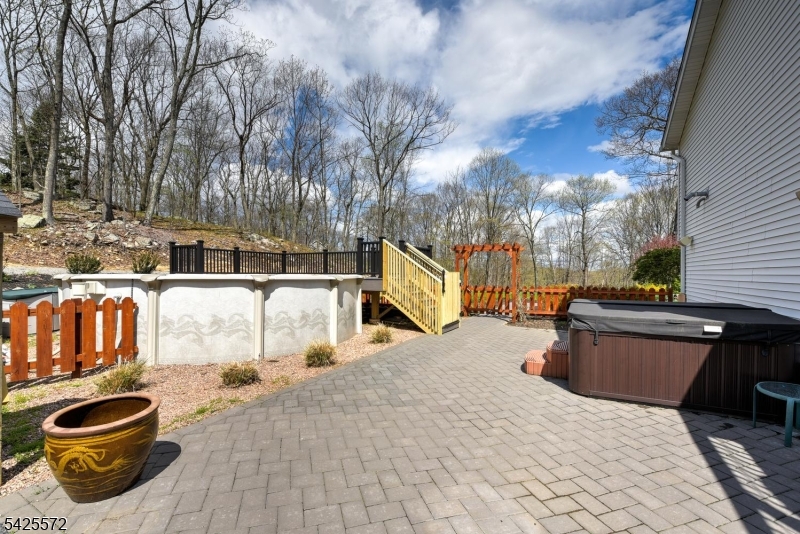61 Lakeside Dr NW
