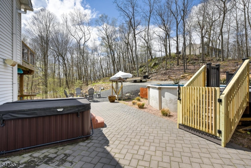 61 Lakeside Dr NW