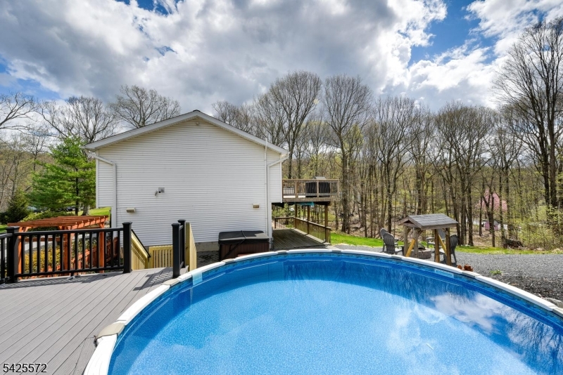 61 Lakeside Dr NW