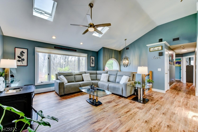 61 Lakeside Dr NW