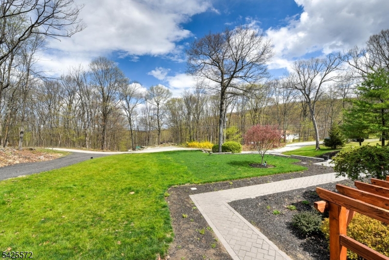 61 Lakeside Dr NW