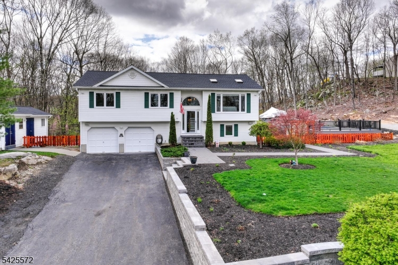 61 Lakeside Dr NW