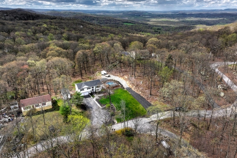61 Lakeside Dr NW