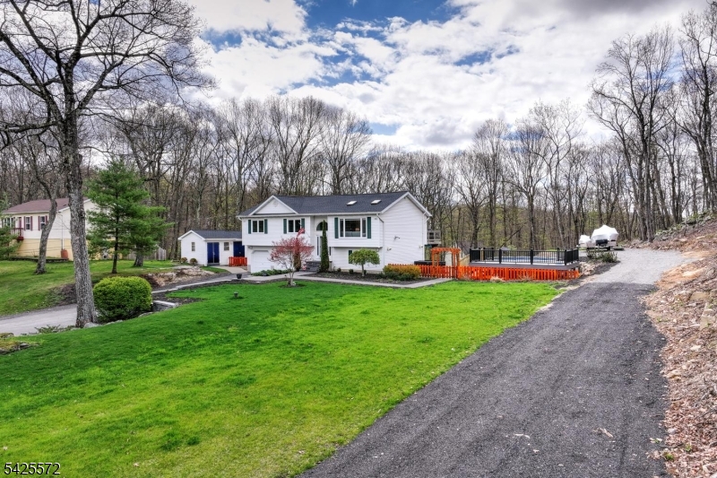 61 Lakeside Dr NW
