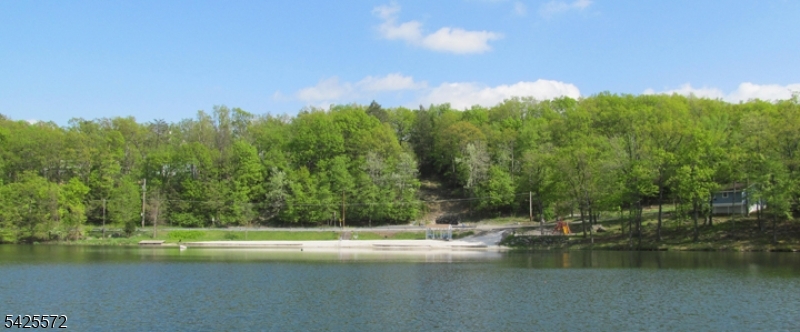 61 Lakeside Dr NW