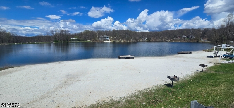 61 Lakeside Dr NW
