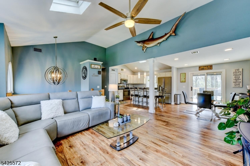 61 Lakeside Dr NW