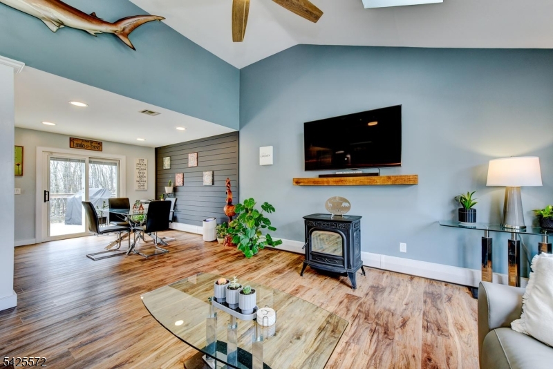 61 Lakeside Dr NW