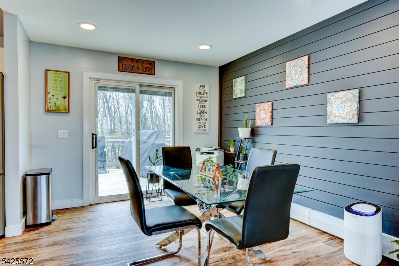 61 Lakeside Dr NW