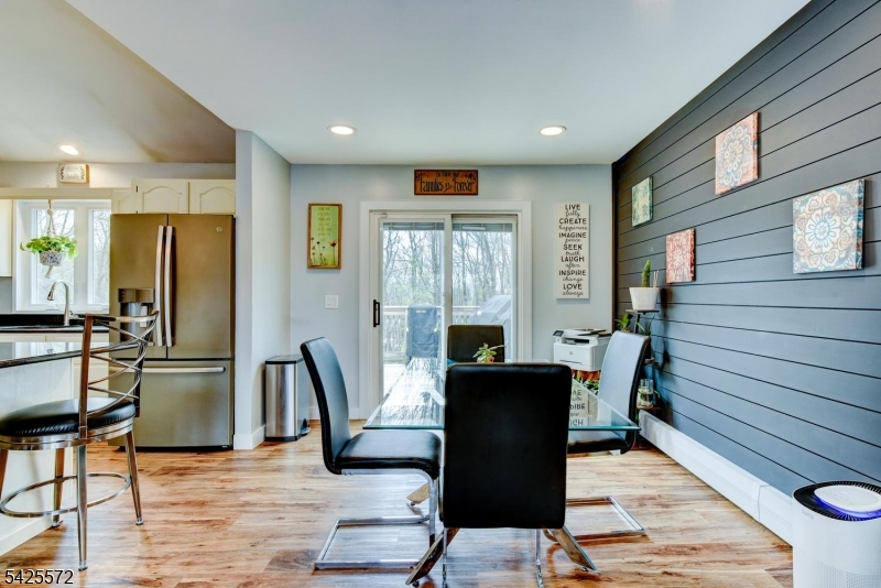 61 Lakeside Dr NW