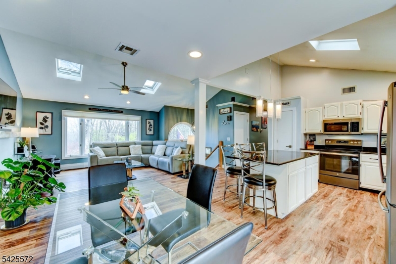 61 Lakeside Dr NW