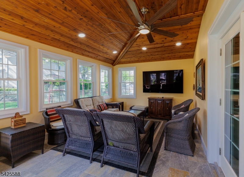 27 Schuyler Dr