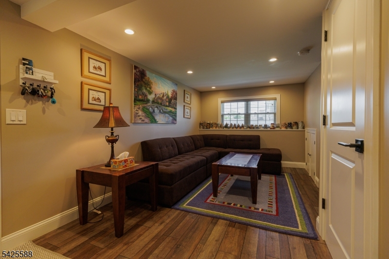 27 Schuyler Dr