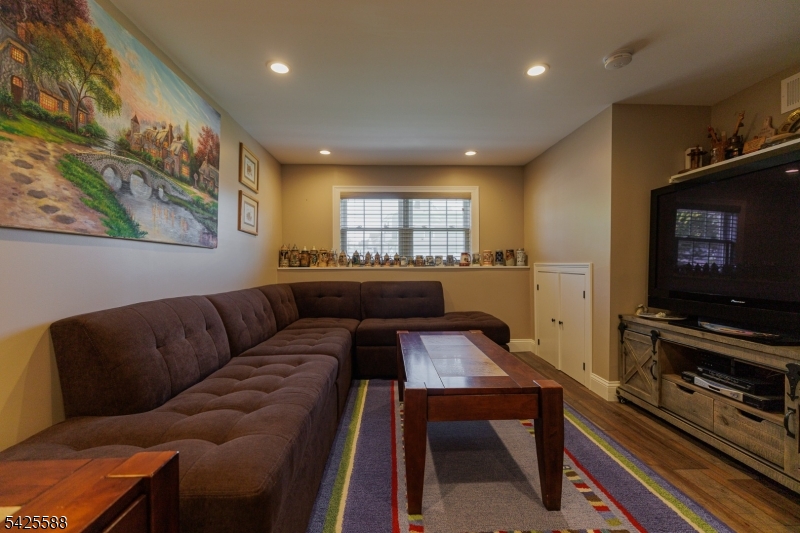 27 Schuyler Dr