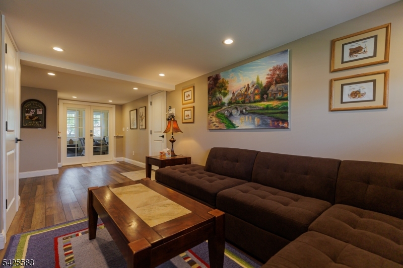 27 Schuyler Dr