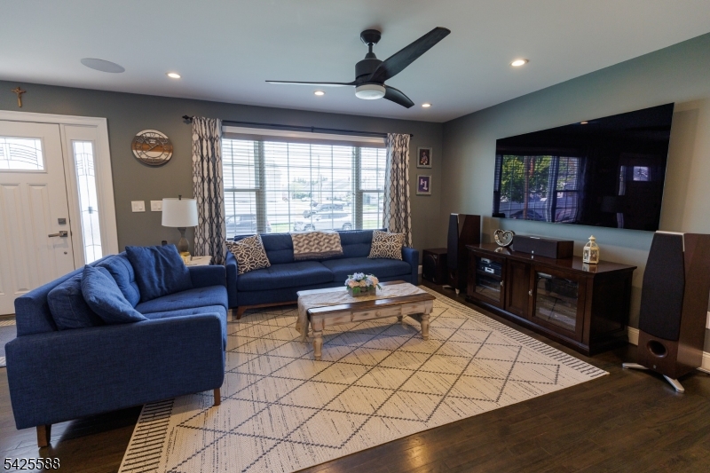 27 Schuyler Dr