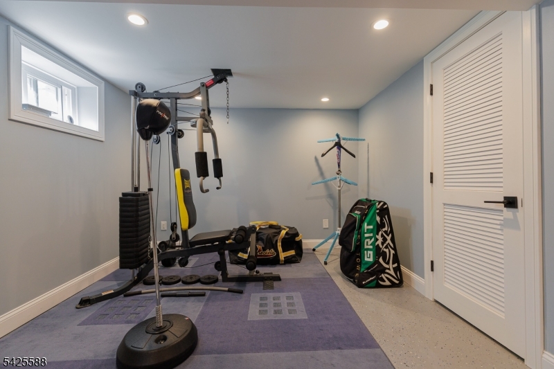 27 Schuyler Dr