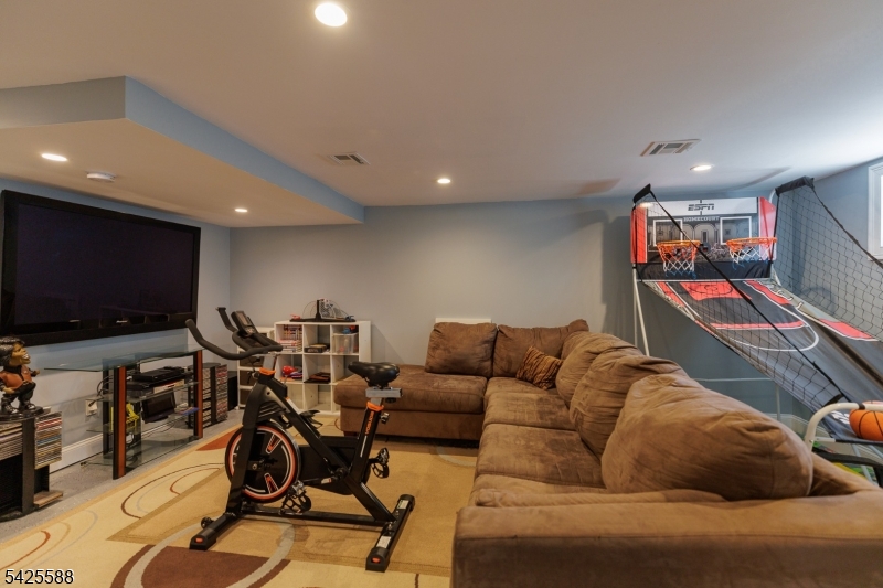27 Schuyler Dr