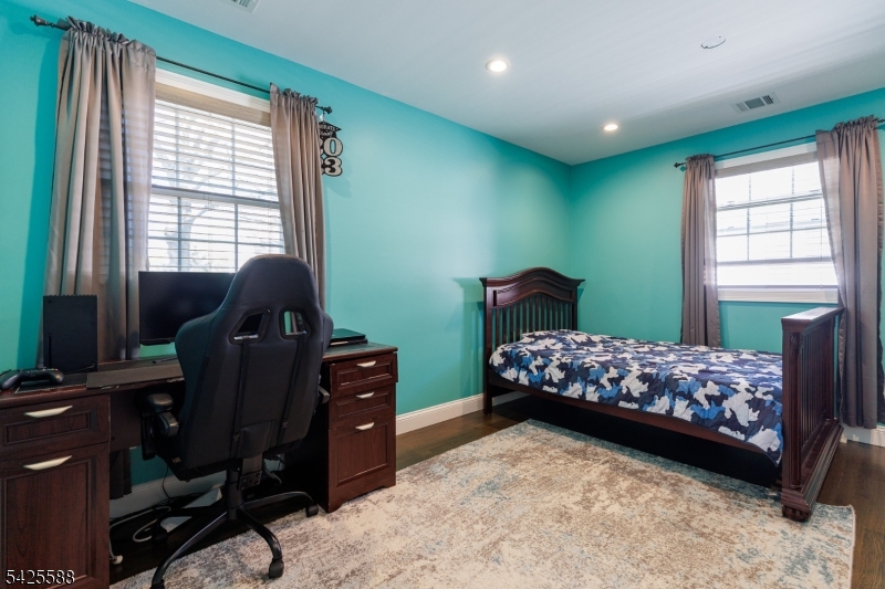 27 Schuyler Dr