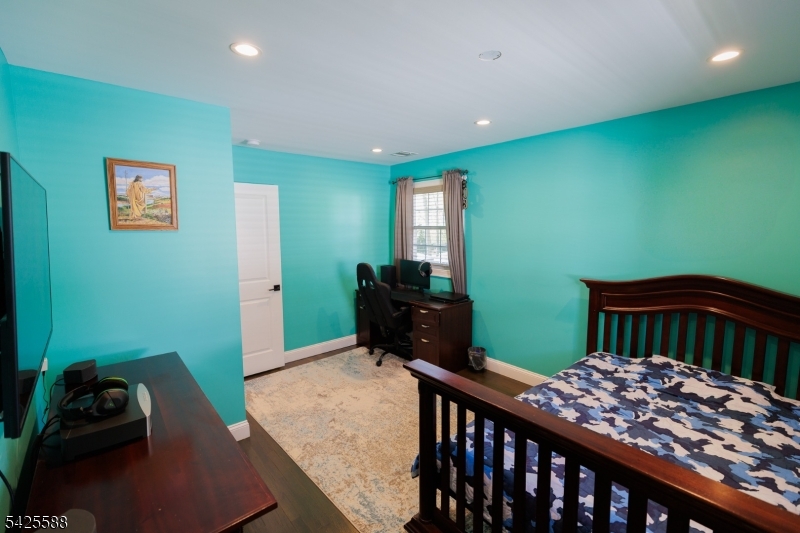 27 Schuyler Dr