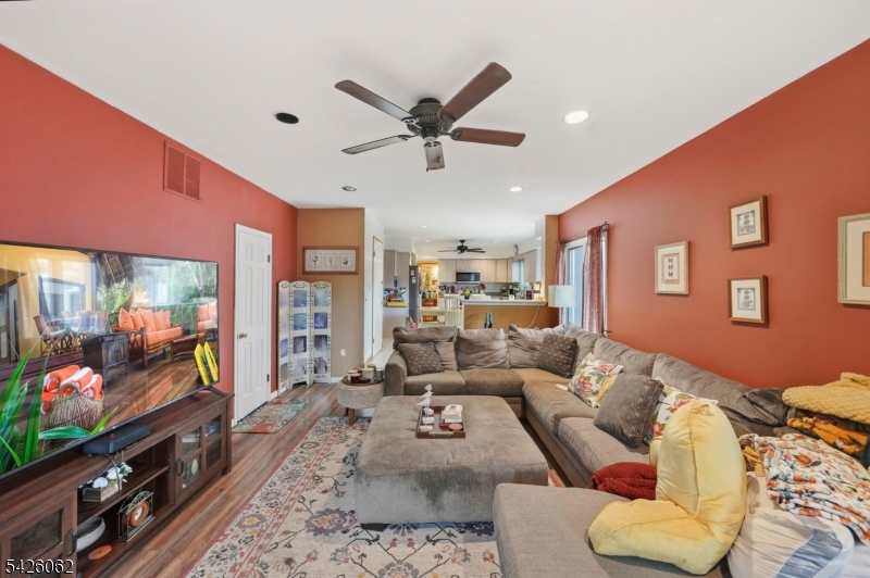 121 W Hill Rd