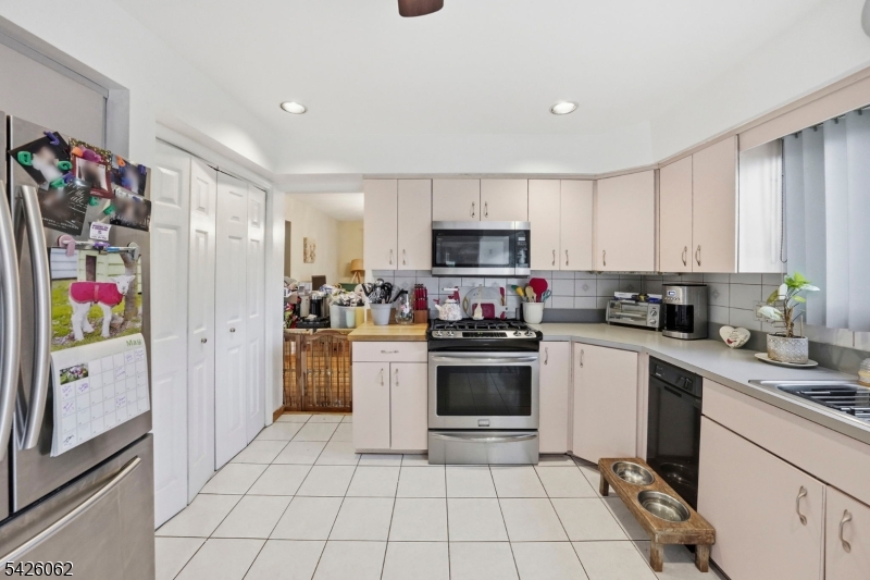 121 W Hill Rd
