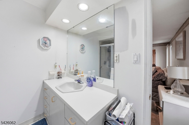 121 W Hill Rd