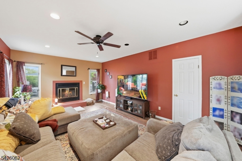 121 W Hill Rd