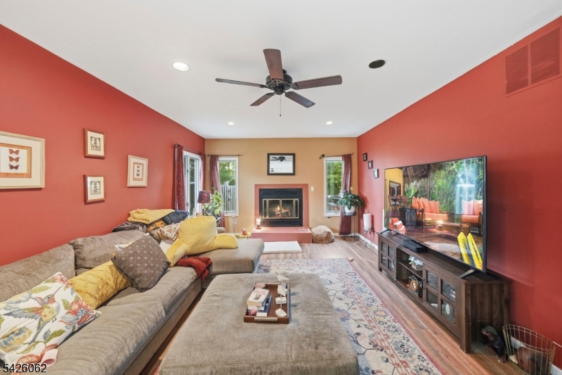 121 W Hill Rd