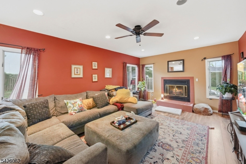 121 W Hill Rd