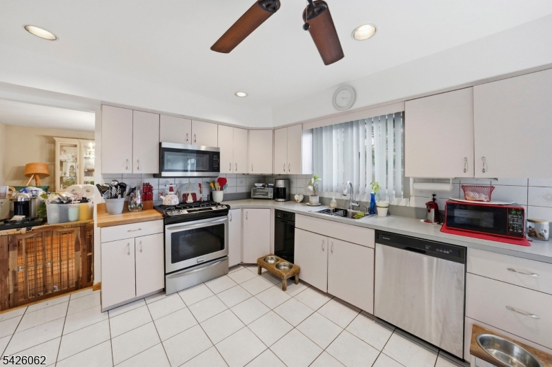 121 W Hill Rd