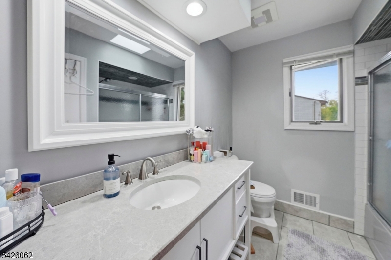 121 W Hill Rd
