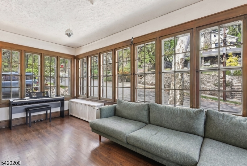 16 Jones Pl