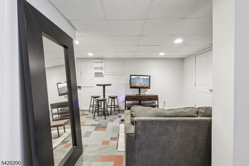 16 Jones Pl