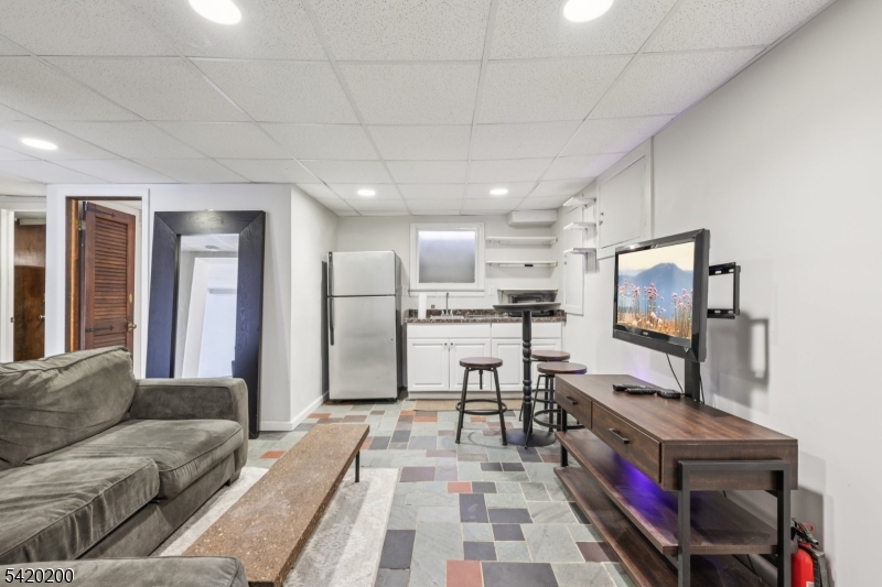 16 Jones Pl