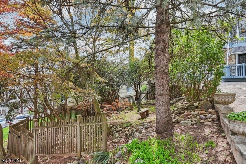 16 Jones Pl