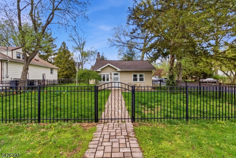 86 Hiawatha Blvd