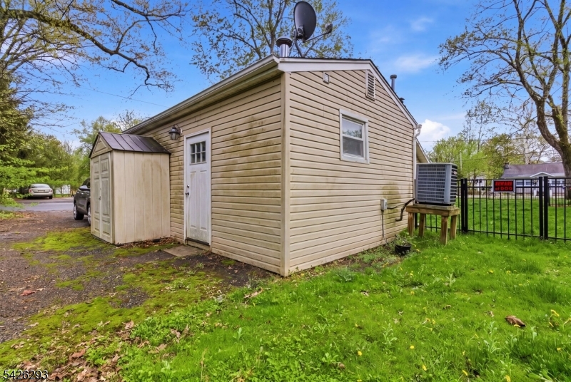 86 Hiawatha Blvd