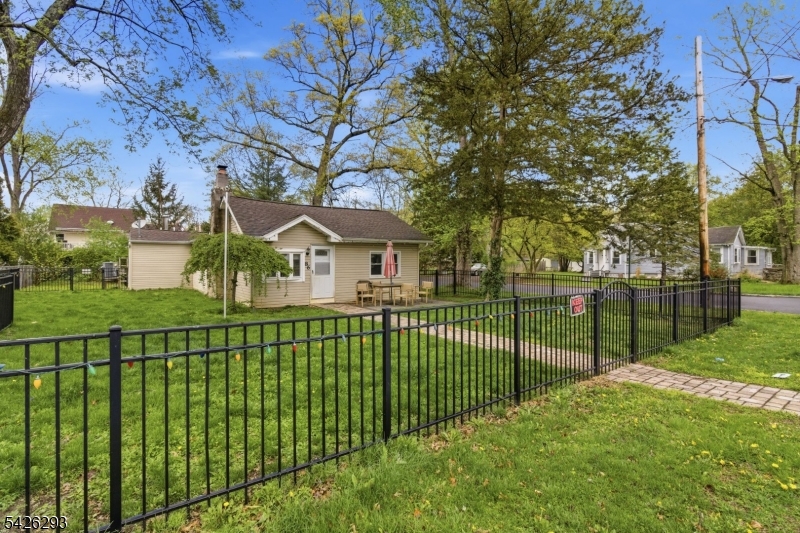 86 Hiawatha Blvd