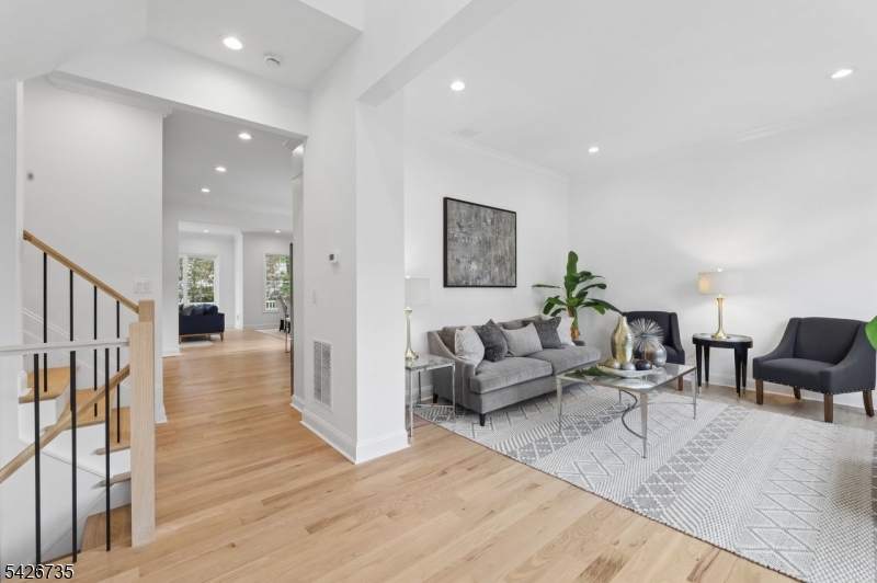32 W Mcclellan Ave