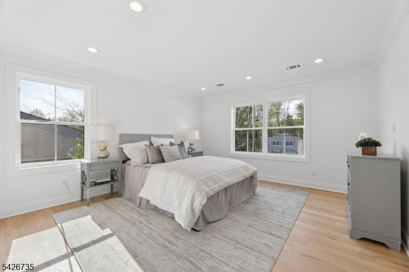 32 W Mcclellan Ave