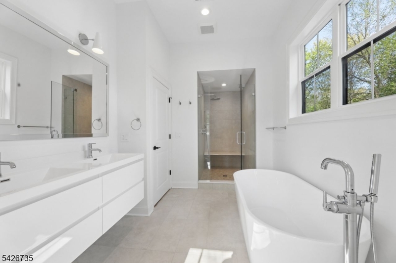 32 W Mcclellan Ave