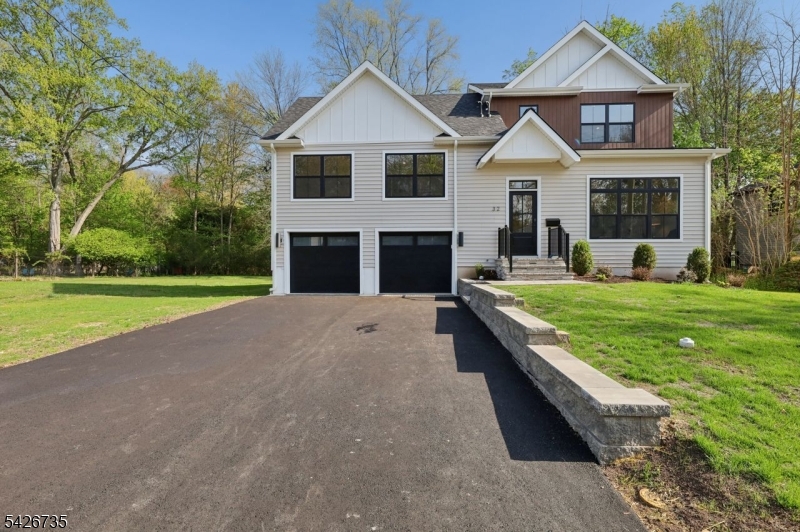 32 W Mcclellan Ave