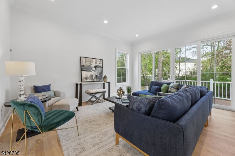 32 W Mcclellan Ave