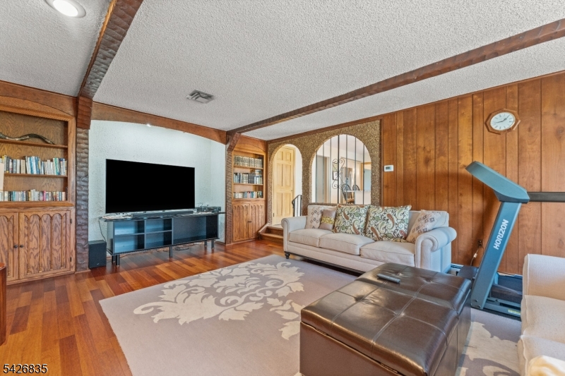 72 Pilgrim Dr