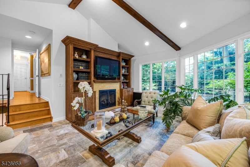 8 White Pine Rd