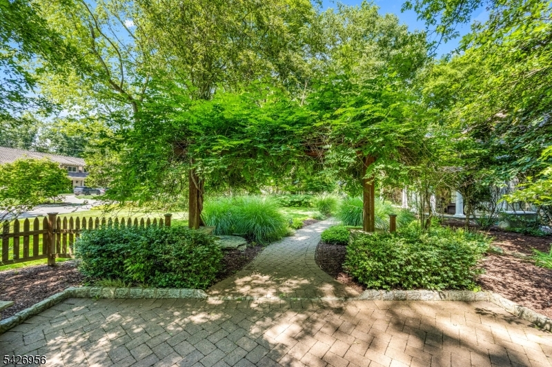8 White Pine Rd