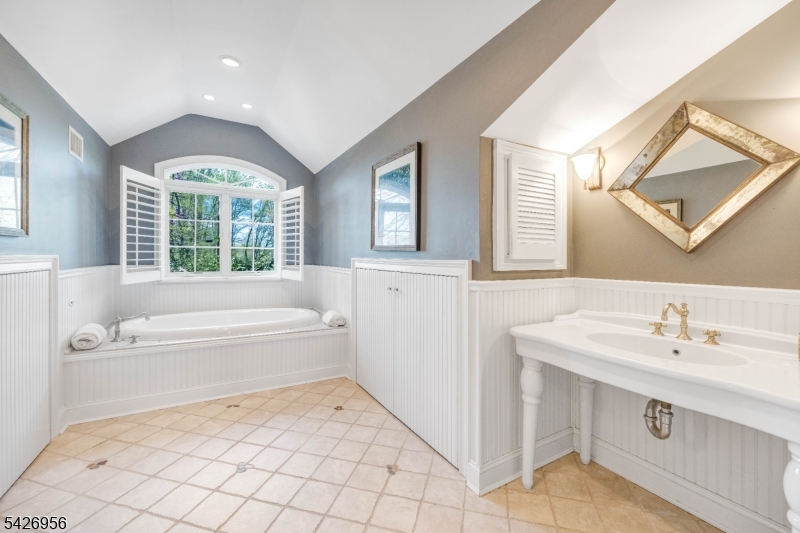 8 White Pine Rd