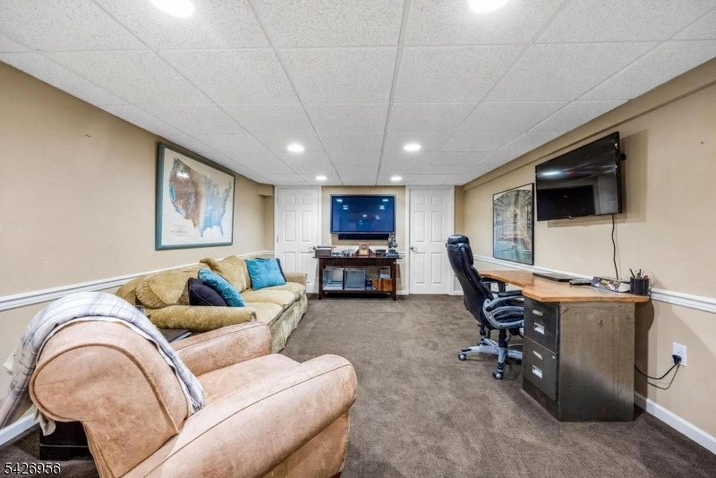 8 White Pine Rd